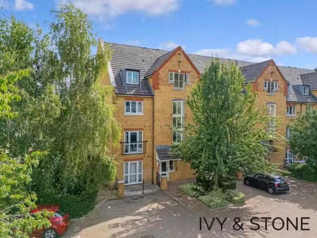 2 bedroom apartment for rent in Turner Street, London, Greater.