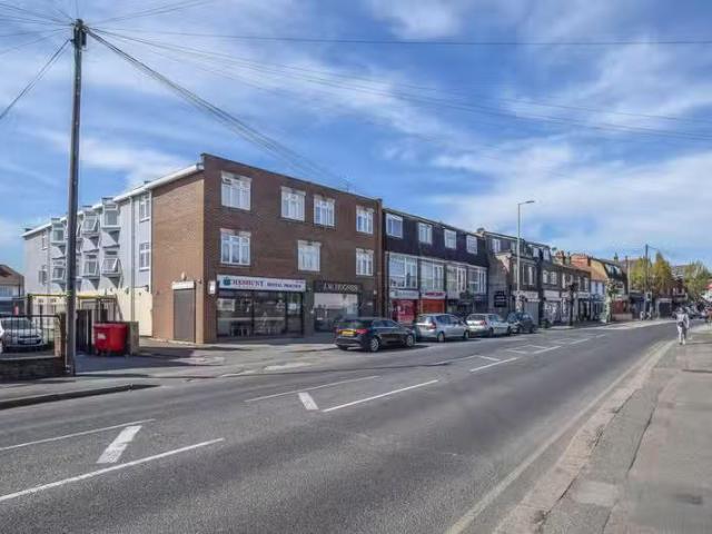 2 bedroom apartment for rent in Turners Hill, Cheshunt, EN8