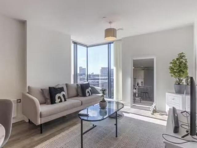 2 bedroom apartment for rent in The Bank, 60 Sheepcote Street.