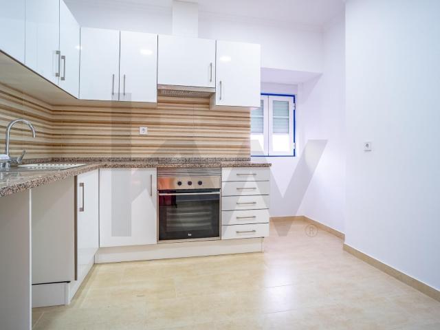 2 Bedroom Apartment for Rent in the Centre of Monte da Caparica