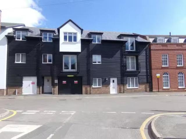 2 bedroom apartment for rent in Tissimans Court, Basbow Lane.