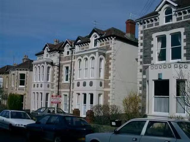 2 bedroom apartment for rent in Top floor Flat, Montrose Avenu.
