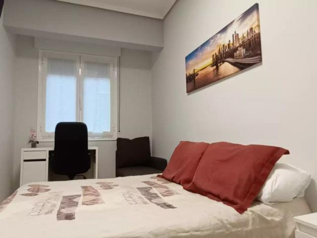2 bedroom apartment for rent in Uribarri, all bills included ideal for a couple