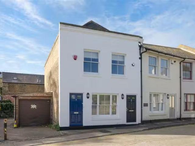 2 bedroom apartment for rent in Victoria Street, Harbour Mews.