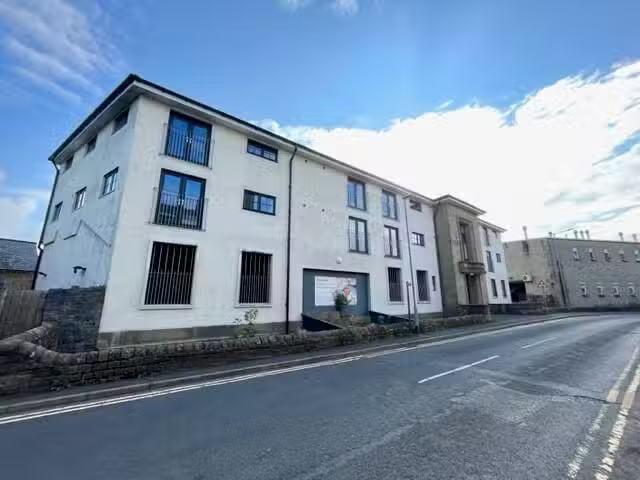2 bedroom apartment for rent in Waterside House, School Lane.