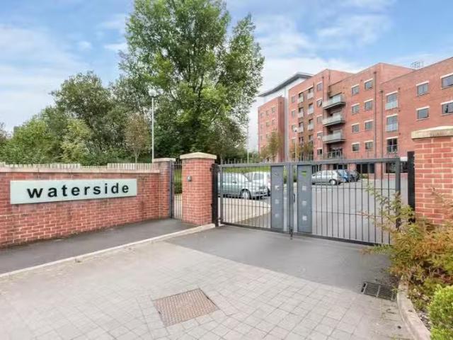 2 bedroom apartment for rent in Waterside, St. James Court Wes.