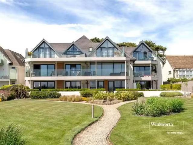 2 bedroom apartment for rent in Wharncliffe Road, Highcliffe.