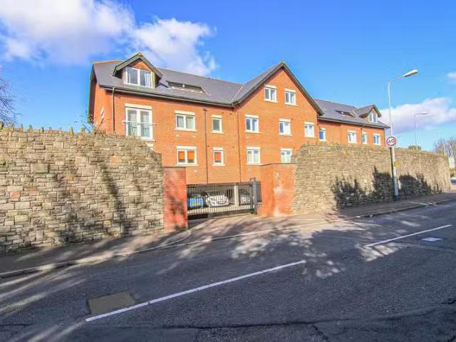 2 bedroom apartment for rent in Woodley Court, Waterhall Road.