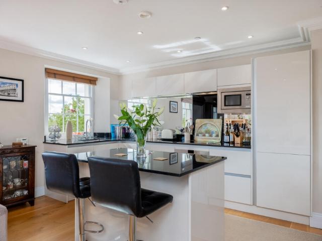 2 bedroom apartment for sale in Newbold Terrace, Leamington Spa, CV32 4EG, CV32