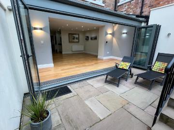 Northern Ireland - Garden, Equipped kitchen