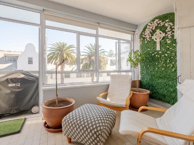 2 Bedroom Apartment For Sale in Sea Point