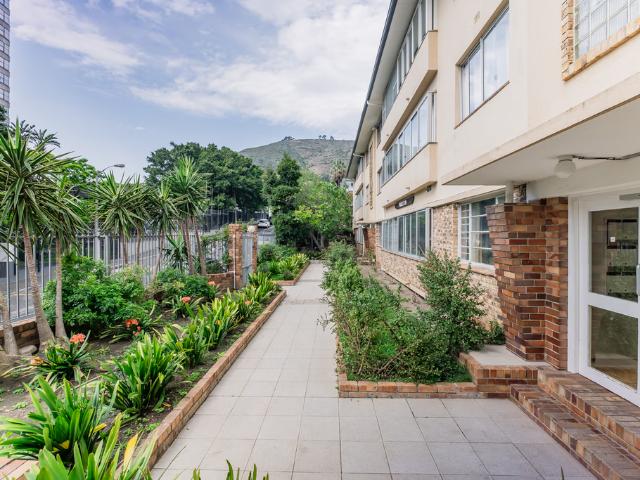 2 Bedroom Apartment For Sale in Sea Point