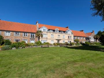 St Anne, Alderney - Garden, Lift, Equipped kitchen