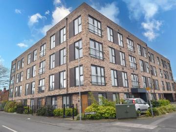 Higher Road M41 Manchester - Garden, Lift