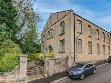 Glossop, Midlands - Equipped kitchen