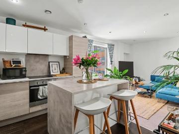 Crumpsall Manchester, M8 - Equipped kitchen