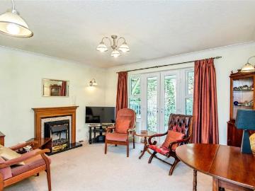 Flat for sale in Burhill - Lift, Equipped kitchen