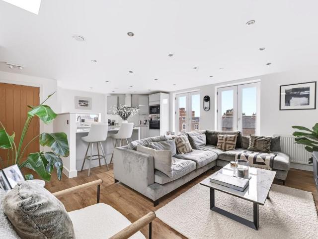 2 bedroom maisonette for sale