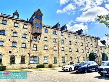 North East, North England - Lift, Equipped kitchen