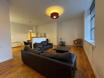 Crumpsall Manchester, M8 - Equipped kitchen