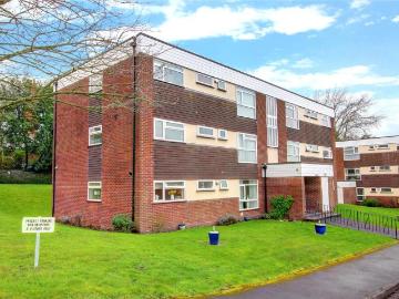 Flat for sale in Burhill - Equipped kitchen