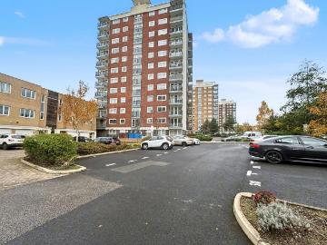 Crumpsall Manchester, M8 - Equipped kitchen