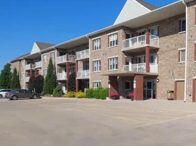 2 Bedroom Apartment Grand Bend ON LS105134996