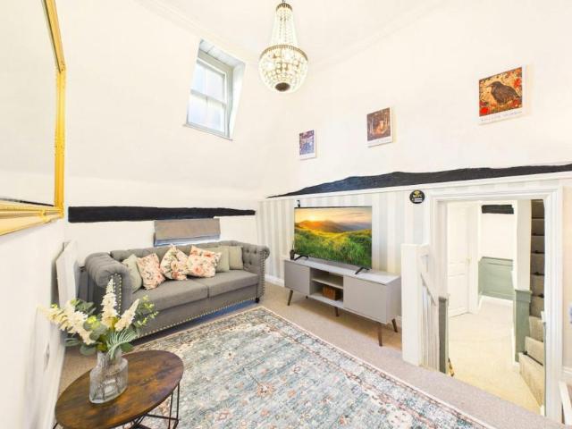 2 Bedroom Apartment Halstead Halstead LS105005622