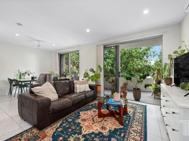 2 Bedroom Apartment Holland Park West QLD 101637050