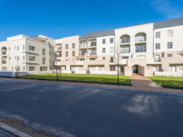 2 Bedroom Apartment in Nooitgedacht Village