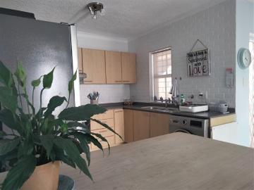 2 Bedroom Apartment in Onder Papegaaiberg