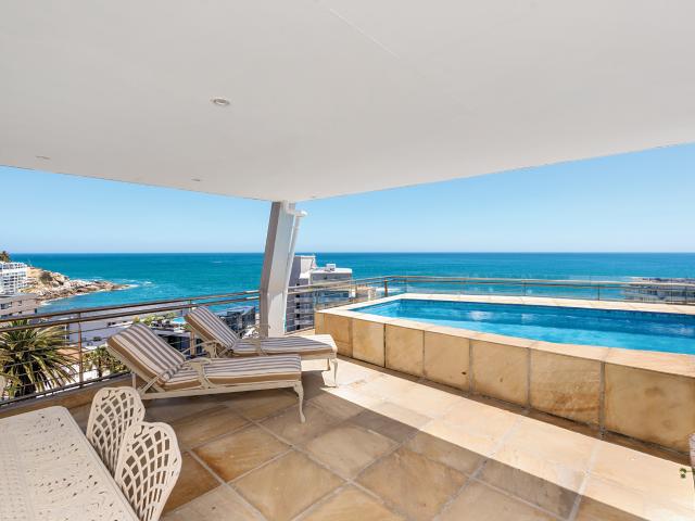 2 Bedroom Apartment in Bantry Bay