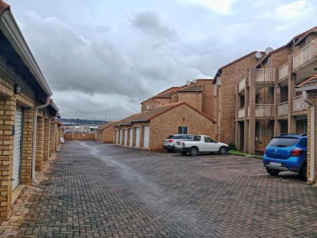 2 Bedroom Apartment in Die Hoewes