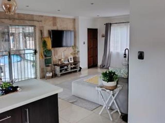 2 Bedroom Apartment in Die Hoewes