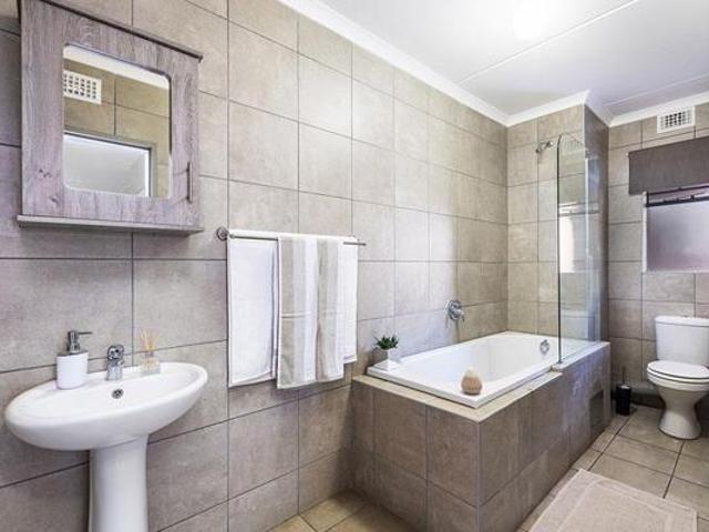 2 Bedroom Apartment in Die Hoewes