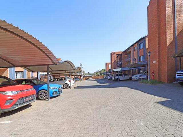 2 Bedroom Apartment in Die Hoewes