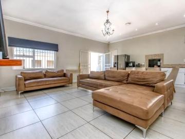2 Bedroom Apartment in Parktown North
