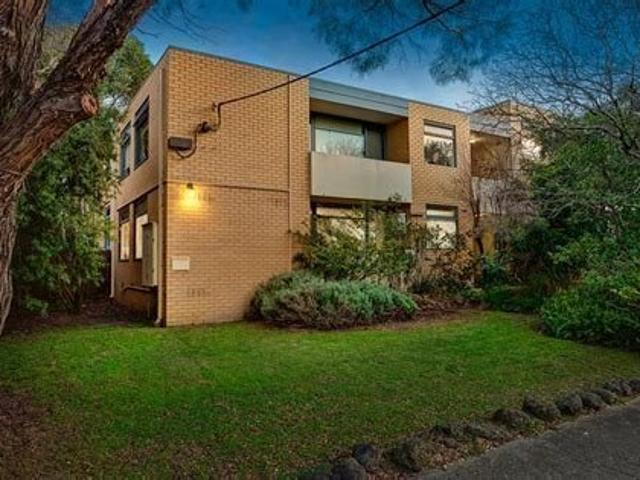 2 Bedroom Apartment in Prime Box Hill Location!