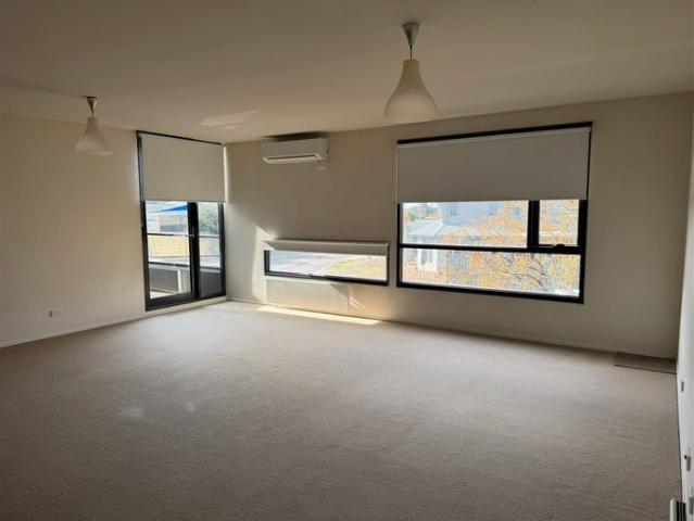 2 bedroom apartment in sought after Sunshine West