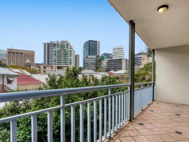 2 bedroom apartment in the heart of the city!