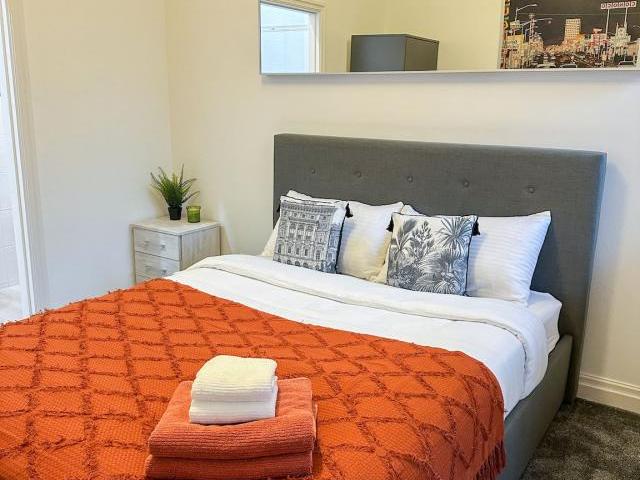 2 Bedroom Apartment Leeds Leeds 70137824
