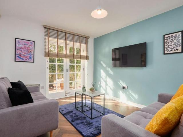 2 Bedroom Apartment Leeds Leeds 95113388