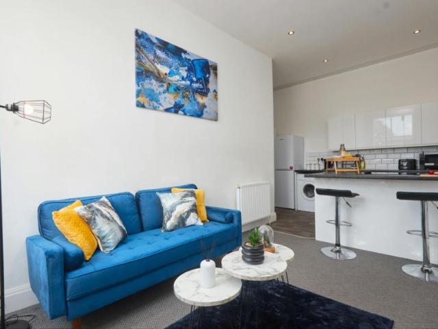 2 Bedroom Apartment Leeds Leeds 95113390