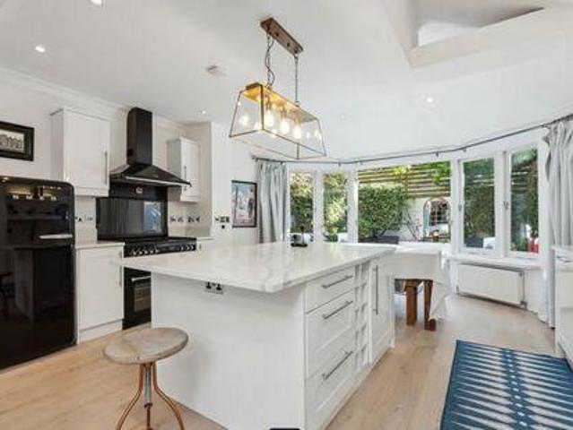 2 Bedroom Apartment London England 98285180