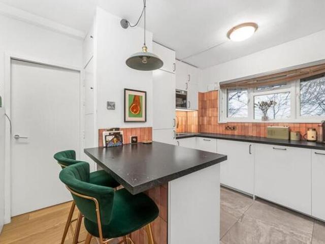 2 Bedroom Apartment London Greater London 101168300