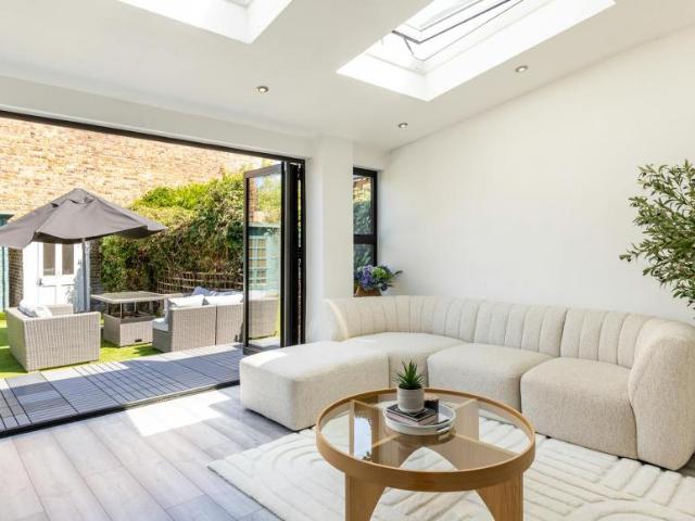 2 Bedroom Apartment London London 104364372