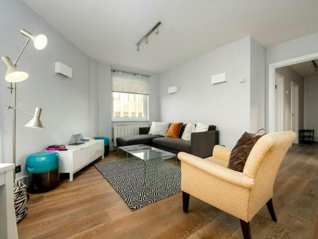 2 Bedroom Apartment London London 104402325