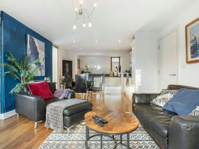 2 Bedroom Apartment London London 104402323