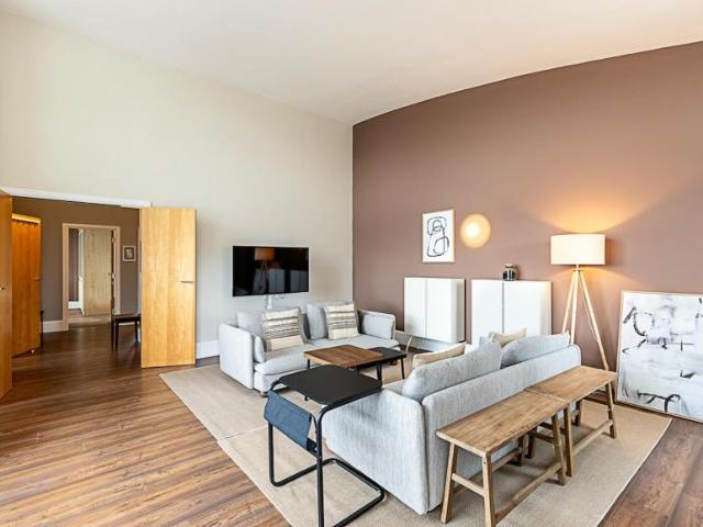 2 Bedroom Apartment London London 104402438