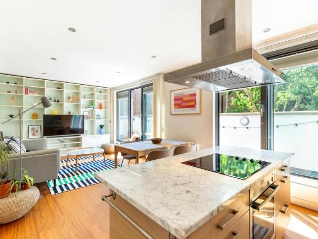 2 Bedroom Apartment London London 104435411